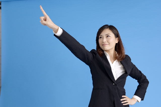 指を指す女性