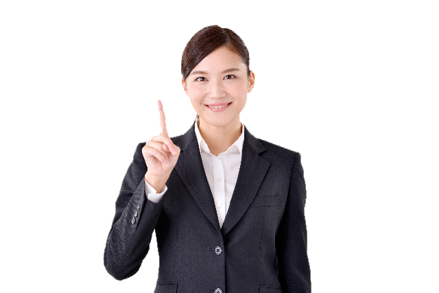 指を指す女性